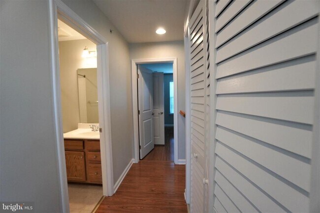 Building Photo - 900 Susan Cir