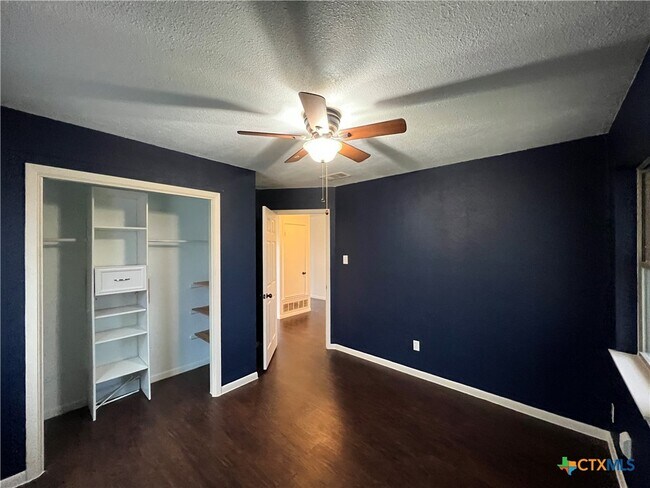 Building Photo - 10694 FM1670