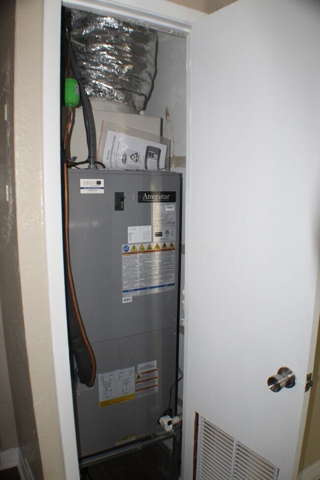 Building Photo - 3 bed 2 bath house