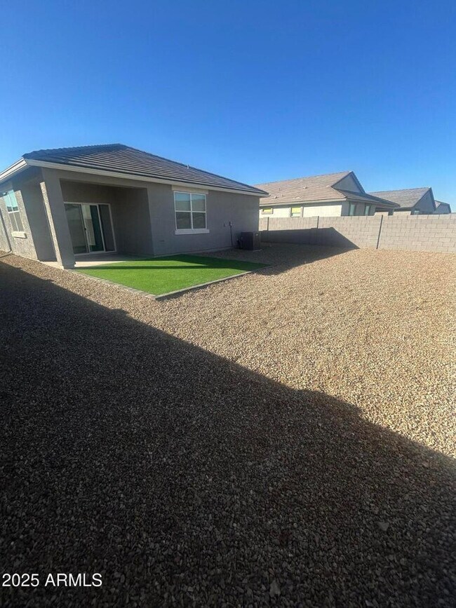 Building Photo - 1566 E Fletcher Dr