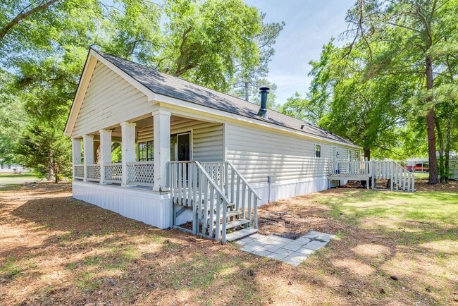 Building Photo - Spacious 3 Bed 2 Bath Home on Large Lot - NO HOA!