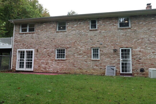 Building Photo - 2116 Trafalgar Dr