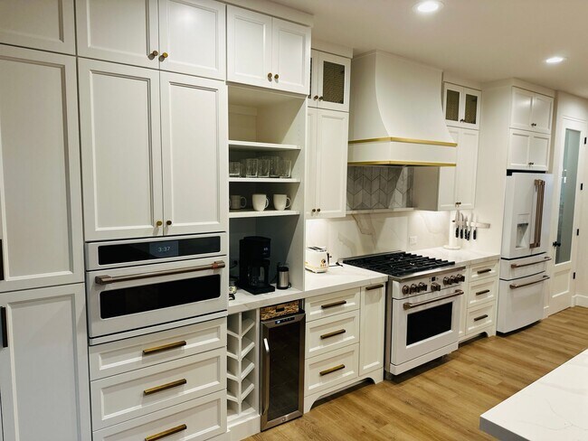 Building Photo - Gorgeous Custom Camas Home