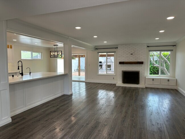 Building Photo - 2748 E Dorothy Pl
