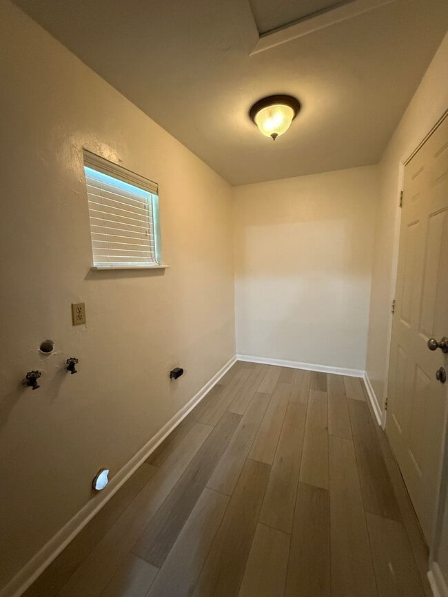 Building Photo - Completely Renovated!