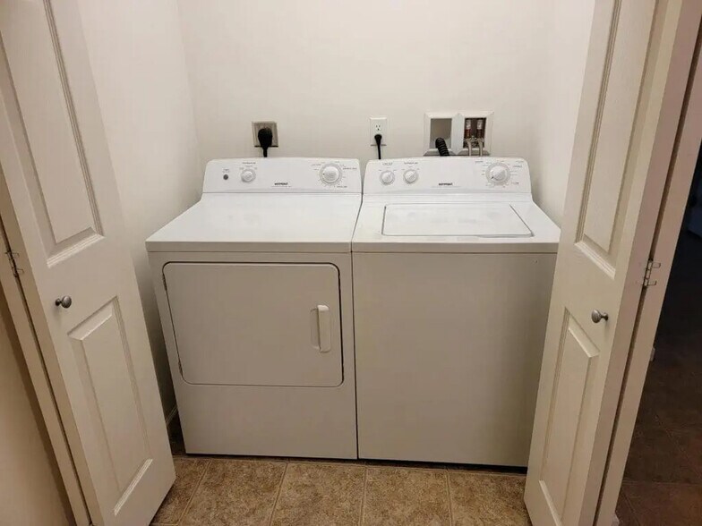 Building Photo - 701 Winding Ln