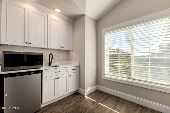 Building Photo - 2013 E Mallory St