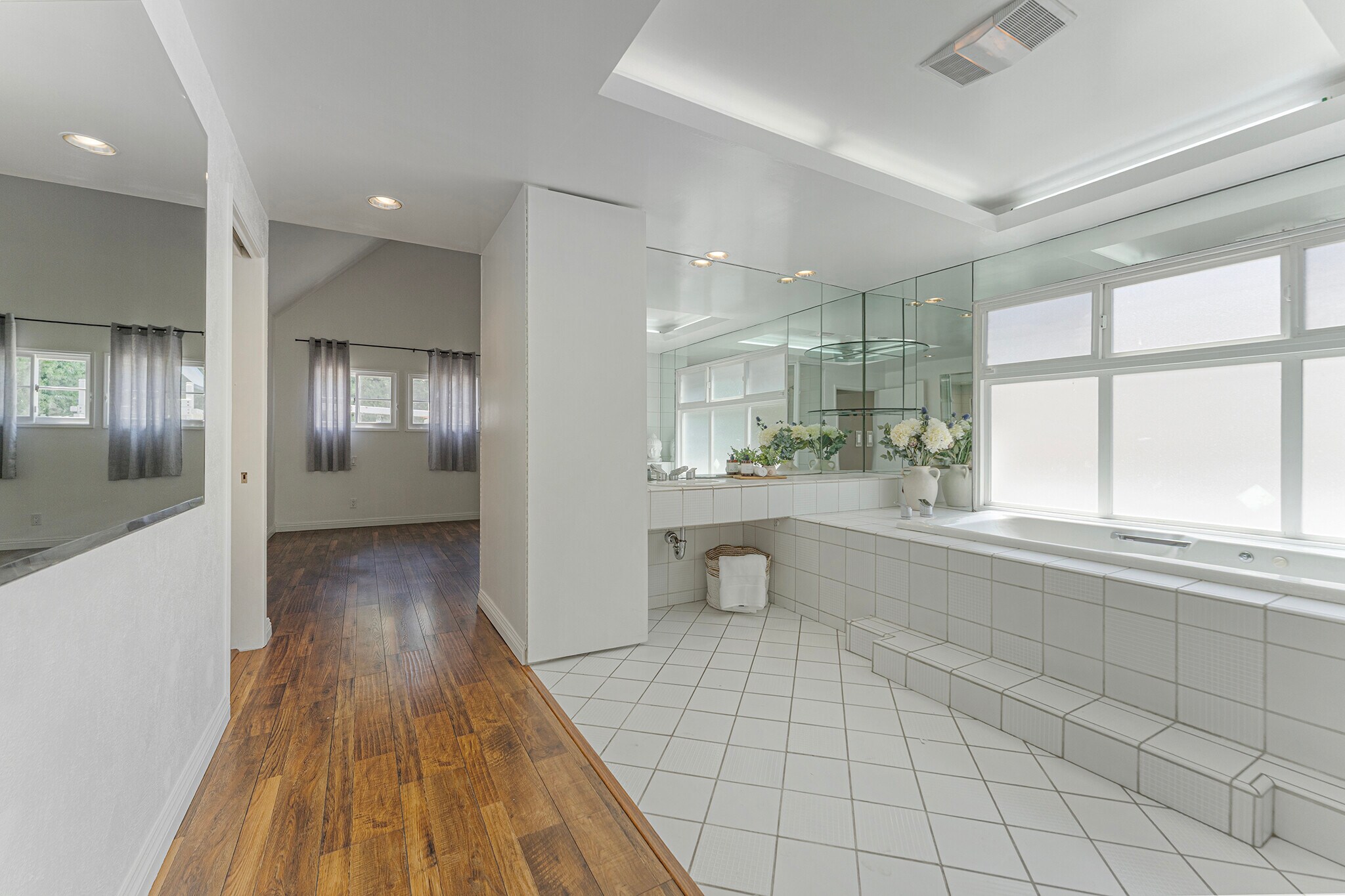 Building Photo - 332 S Crescent Dr