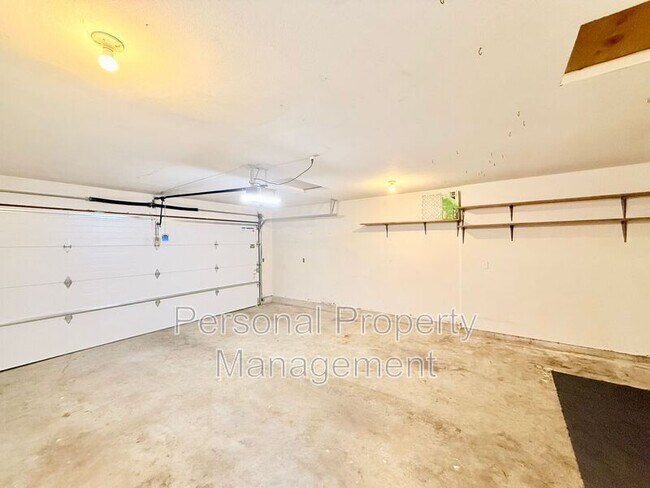 Building Photo - 9411 NE Pinecreek St