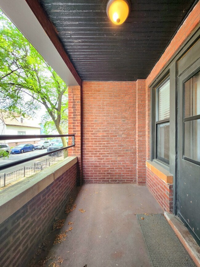 Building Photo - 3143 W Wellington Ave