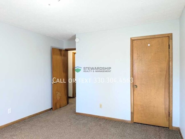 Building Photo - 127 Elm St NE