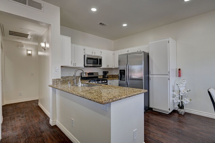 Building Photo - 251 S Green Valley Pky