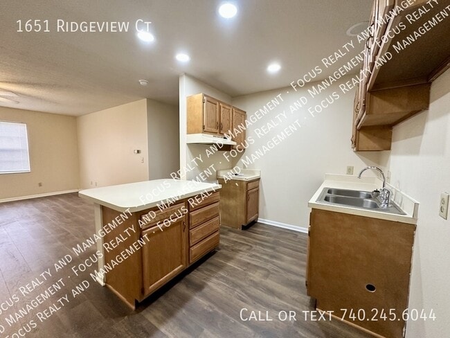 Building Photo - 1651 Ridgeview Ct