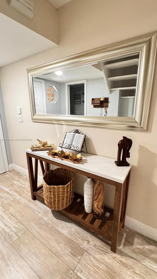 Building Photo - 568 N University Dr