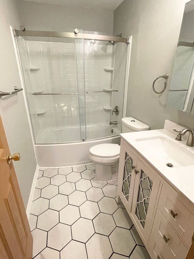 Building Photo - Large 4 bd, 2.5 bath home for rent in Nort...