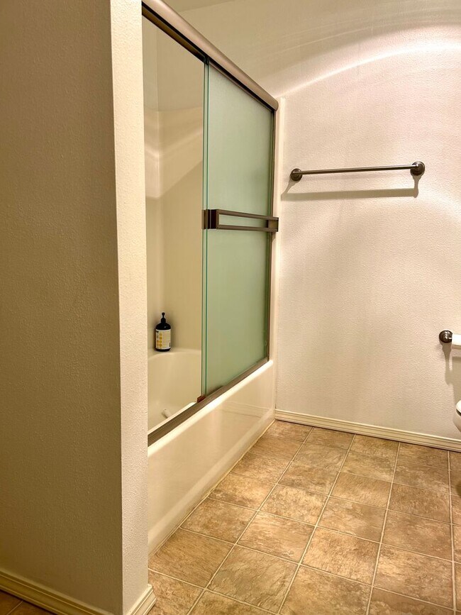 Building Photo - Beautiful Three Bedroom Townhome