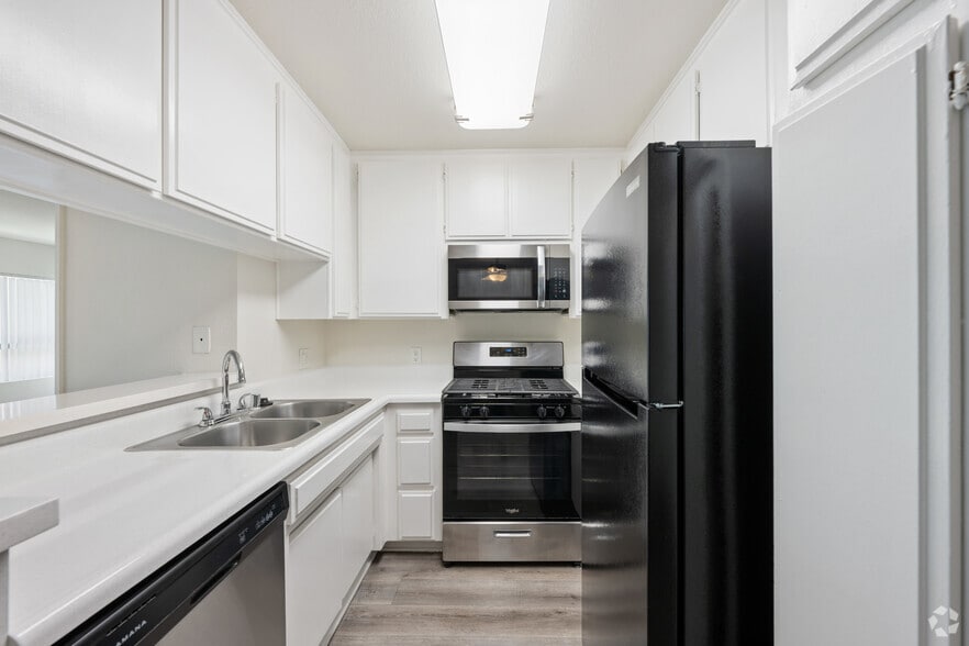 2BR, 2BA - 900SF - Kitchen - Campus Crossing Apartments