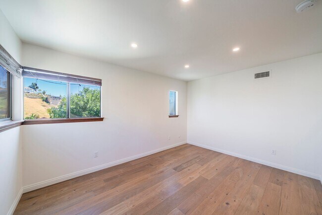 Building Photo - Beautifully Renovated Woodland Hills Home
