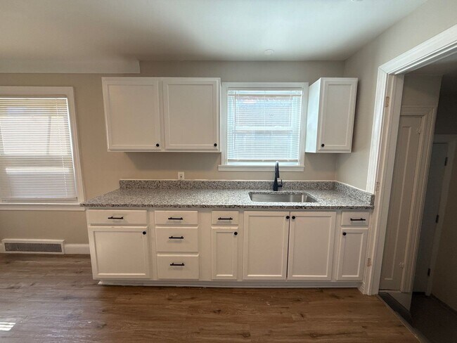 Building Photo - Freshly Renovated 3-Bedroom Home – Quality...