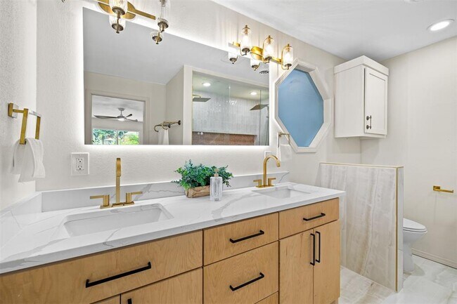 Building Photo - 2737 Clermont Pl