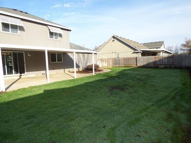 Building Photo - 3 bed 2.5 bath House in Stayton!! Close to...