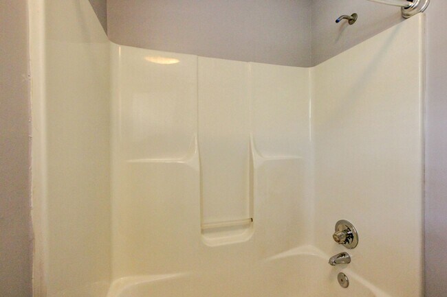 Building Photo - Updated 3bed 2 bath in St B with SEPARATE WORKSHOP around back.