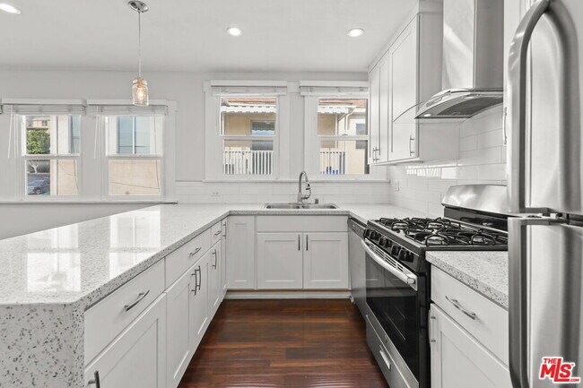 Building Photo - 1756 N La Brea Ave