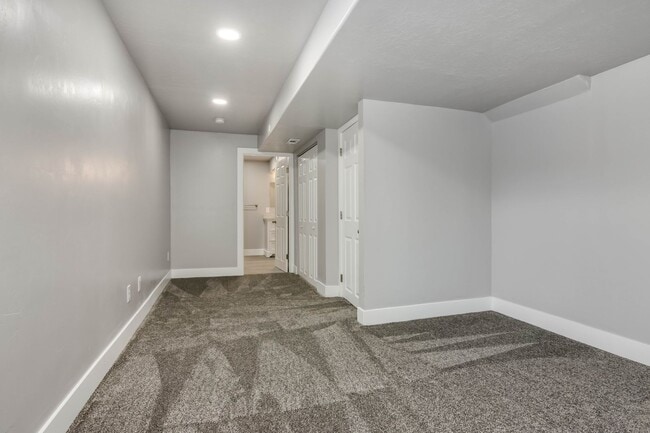 Building Photo - Gorgeous Four Bedroom Home, 2600 sq. ft., ...