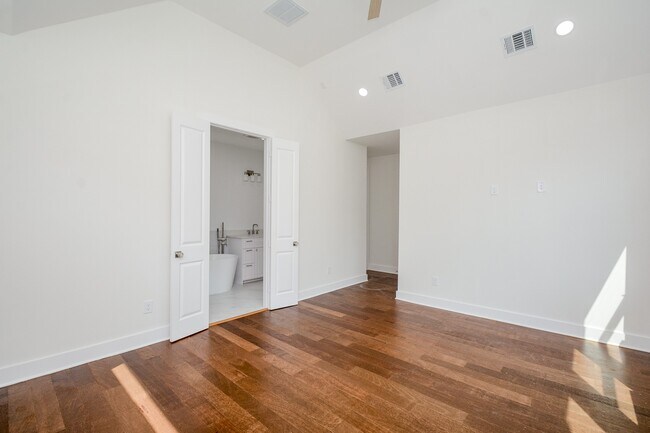 Building Photo - 426 Sikes St