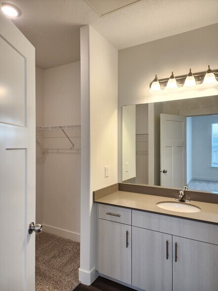 Building Photo - 4735 S Alder Dr