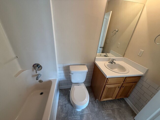 Building Photo - Discover Comfort and Convenience 3 BR/3 BA Home in Desirable Bridgewater Community!