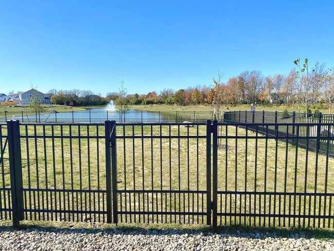 Building Photo - 6685 Hawthorne Dr