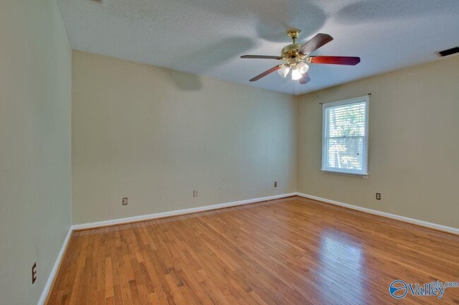 Building Photo - 3018 Live Oak Ln SW