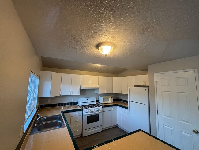 Building Photo - 3 Bedroom 3 Bath House *Move in special $1,000 off first months rent*