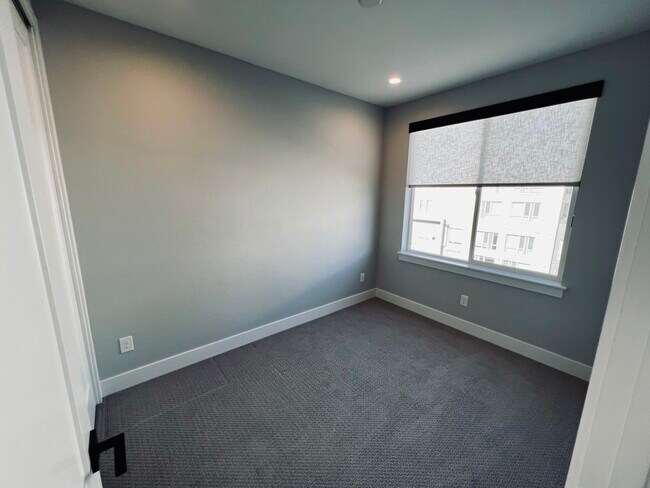Building Photo - 1581 Grove St