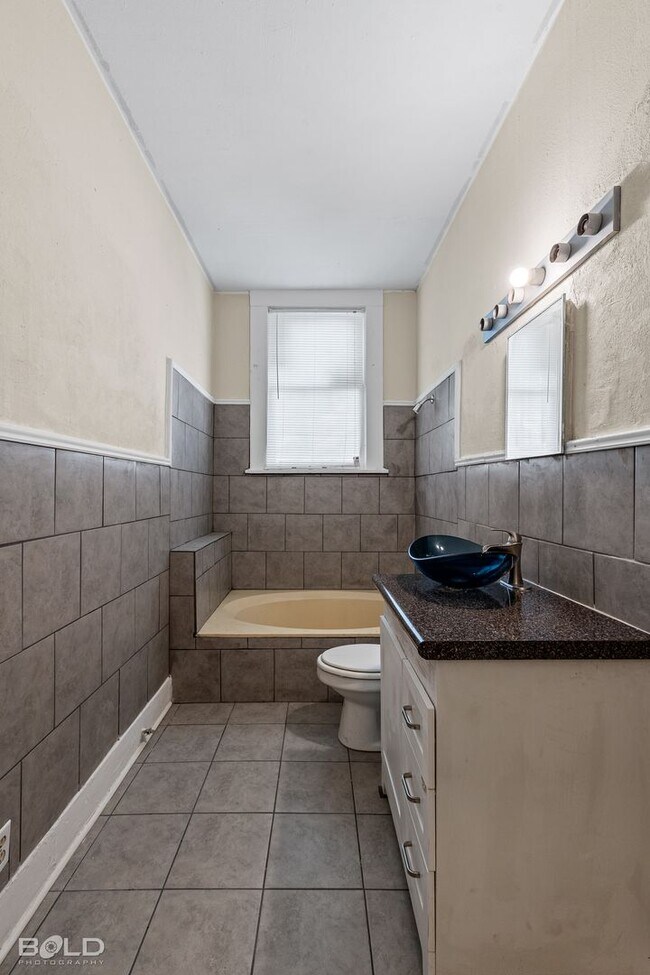 Building Photo - 2 bed 1 Bath Duplex