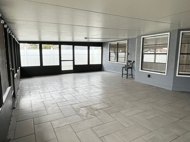 Building Photo - 947 Wages Way