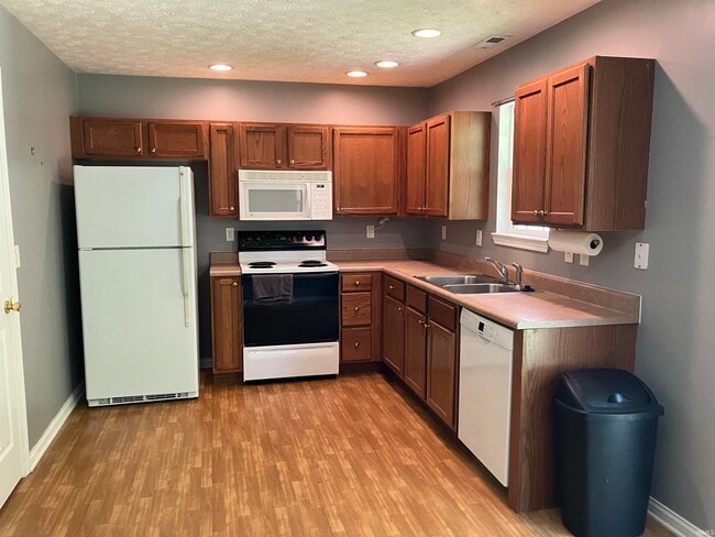 Building Photo - 8120 Cedar Point Dr