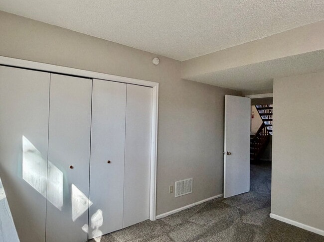 Building Photo - Charming Split-Level Oasis on a Quiet Cul-de-Sac Backing to Greenspace. New Carpet, New Paint and...