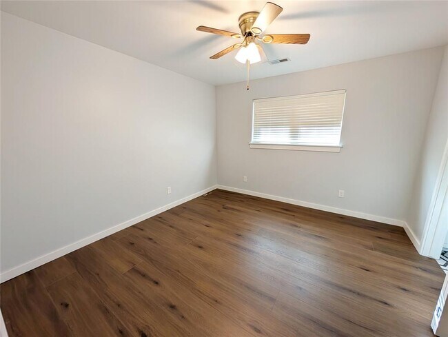 Building Photo - 3500 Bella Vista Dr