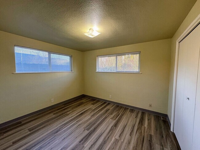 Building Photo - 2-Bed, 1-Bath Duplex – Great Location!