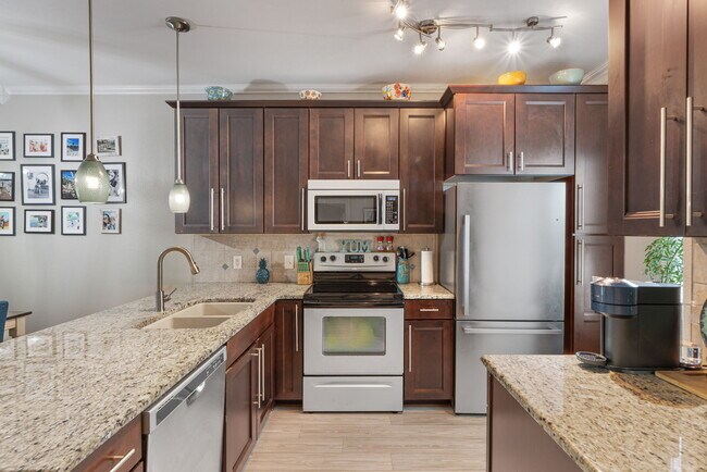 Building Photo - 2711 Bay Club Dr