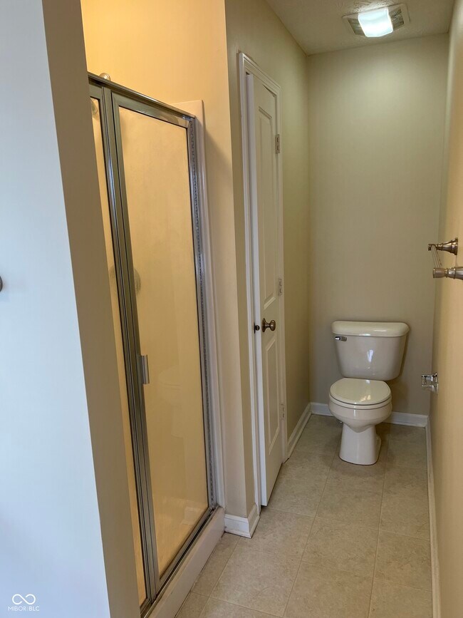 Building Photo - 3522 N Golden Gate Dr