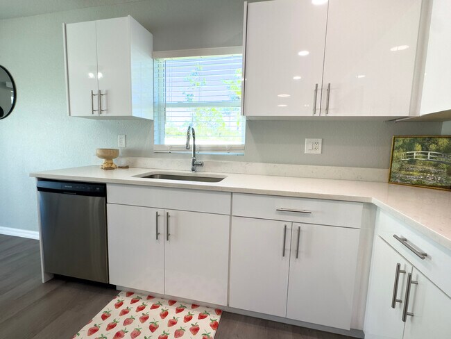 Building Photo - 6819 San Bruno Dr