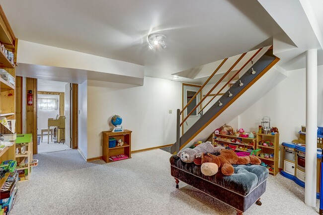 Building Photo - Charming Bi-Level Home in Sunset Village -...