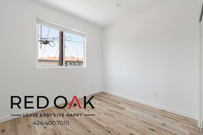 Building Photo - 11956 1/2 Vanowen St
