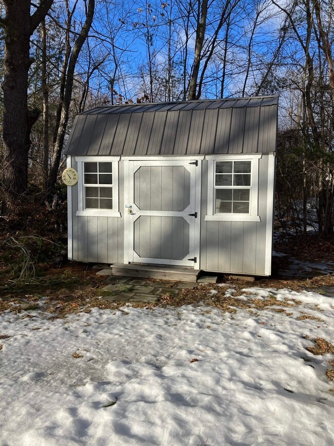 Building Photo - 6 Willowbrook Dr