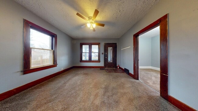 Building Photo - 3 Bedroom, Quiet Street Near Park!