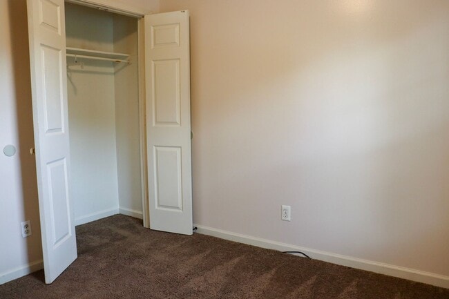 Building Photo - Charming 4 bedroom, 2 bathroom home in Greensboro w lake front views