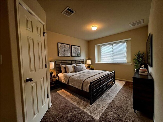 Building Photo - 2708 Cottonwood Shores Dr